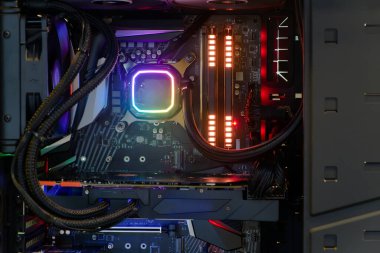 İşlemci soketi üzerinde yüksek performanslı oyun bilgisayarı PC ve soğutma sistemi ile çok renkli LED RGB ışık durumu çalışma, Bilgisayar PC Case ve DIY 'nin iç mekanı, teknoloji arka planı
