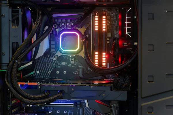 多色Led Rgb灯Cpu插座上高性能的Gaming Desktop Pc和Cooling系统的内部和内部工作状态 计算机机箱和Diy内部 技术背景 — 图库照片