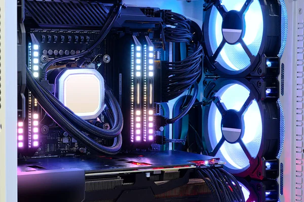 İşlemci soketi üzerinde yüksek performanslı oyun bilgisayarı PC ve soğutma sistemi ile çok renkli LED RGB ışık durumu çalışma, Bilgisayar PC Case ve DIY 'nin iç mekanı, teknoloji arka planı