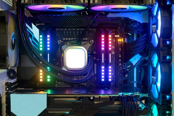 İşlemci soketi üzerinde yüksek performanslı oyun bilgisayarı PC ve soğutma sistemi ile çok renkli LED RGB ışık durumu çalışma, Bilgisayar PC Case ve DIY 'nin iç mekanı, teknoloji arka planı