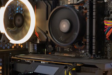 Yakın çekim ve yüksek performanslı Masaüstü ve soğutma sistemi CPU soketinde LED RGB ışık durumu, Bilgisayar PC Case ve DIY, teknoloji arka planı