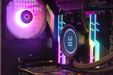 Yakın çekim ve yüksek performanslı Masaüstü ve soğutma sistemi CPU soketinde LED RGB ışık durumu, Bilgisayar PC Case ve DIY, teknoloji arka planı