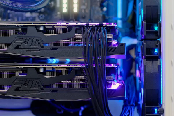 Bilgisayarlı PC Masaüstüne kurulmuş çok renkli LED RGB ışık durumu çalışma modunda, PC Davasında dahili DIY ile yakın çekim ve seçici odaklı yüksek performanslı çift yönlü grafik kartı