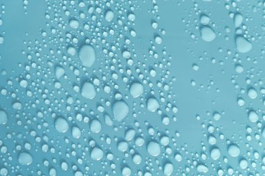 Arkaplanda yağmur durduktan sonra mavi plastiğin üzerine çok yağmur yağdı