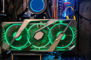 Bilgisayar PC Case ve DIY içerisinde soğutucu fan ve çok renkli LED RGB ışık statüsüne sahip yüksek performanslı grafik kartı kapat