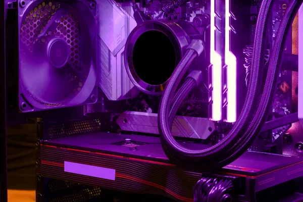 Yakın çekim ve yüksek performanslı Masaüstü ve soğutma sistemi CPU soketinde LED RGB ışık durumu, Bilgisayar PC Case ve DIY, teknoloji arka planı