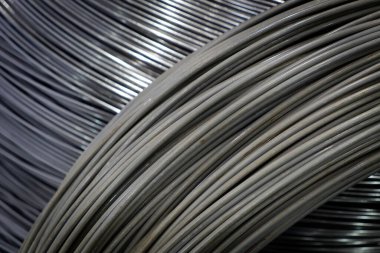 Yakın çekimde yığılmış çelik çubuk materyali, endüstriyel ve inşaat işi için inşaat demiri, doku ve arka plan