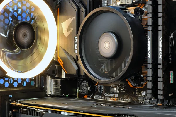 Bangkok-Tayland 25 JUL 2020: Yüksek performanslı Masaüstü soğutma sistemi ve AMD RYZEN CPU soketi üzerinde RAM DDR4 ve LED RGB ışık durumu, Bilgisayar PC Case ve DIY