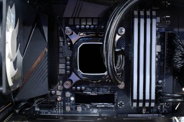 CPU soketine yakın çekim soğutma pompası ve modern ana tahtaya kurulmuş dört kanallı RAM DDR4, PC Case ve DIY, bilgisayar ve elektronik