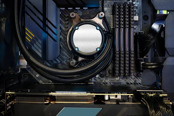 CPU soketine yakın çekim soğutma pompası ve modern ana tahtaya kurulmuş dört kanallı RAM DDR4, PC Case ve DIY, bilgisayar ve elektronik