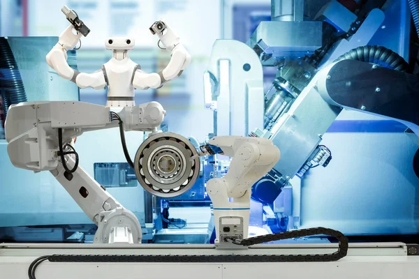 Endüstriyel robotik kavrama ve akıllı robot akıllı fabrika üzerinde çalışıyor, mavi tonlu arka plan, endüstri 4.0 ve teknoloji, akıllı robot takım çalışması konsepti üzerinde çalışıyor.