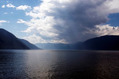 Teletskoye Gölü manzarası, Rusya, Altai Krai, Gorny Altai, Teletskoye Gölü