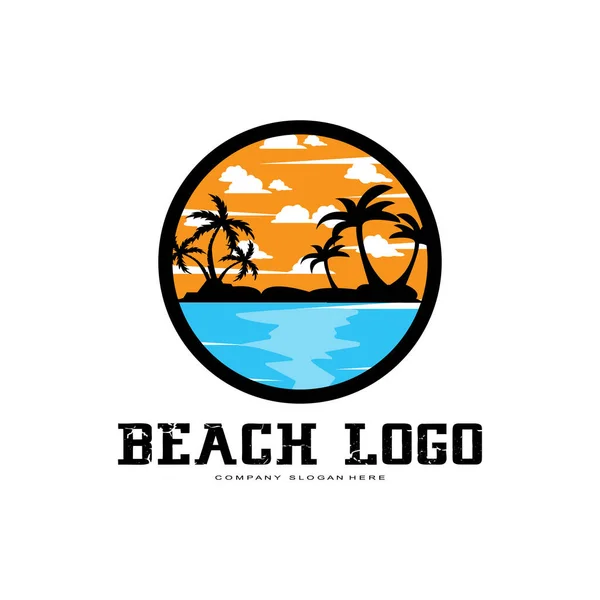 Vector Playa Logotipo Plantilla Con Puesta Sol Cocoteros Barcos Pesca — Archivo Imágenes Vectoriales