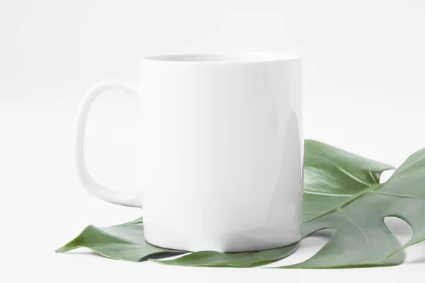 Leere Weiße Kaffeetassen Attrappe Auf Einem Monstera Blatt Weißer Kopierraum — Stockfoto