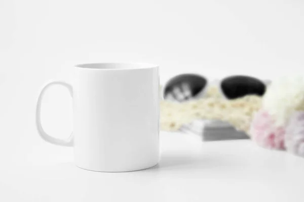 Blanker Weißer Becher Mit Sonnenbrille Und Magazin Weiße Kaffeetasse Leere — Stockfoto