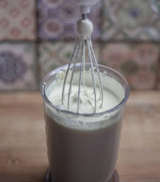 Mutfakta krema pişiriyorum. Kremalı mutfak çırpıcısı.