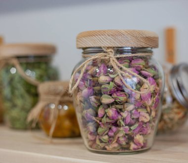 Çevre dostu bir kavanozda konserve çay gülleri. Çay hazırlıkları. Çevre dostu çay.