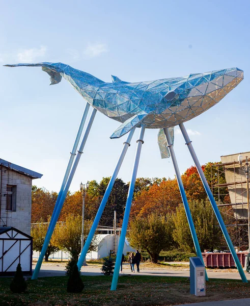 Kiev 'de geri dönüştürülmüş plastik ve çöpten yapılmış bir balina heykeli..