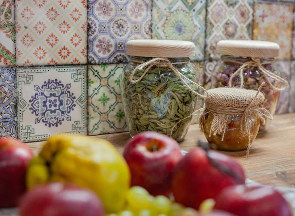 Çevre dostu bir kavanozda konserve çay yaprakları. Çay yapıyorum. Çevre dostu çay.