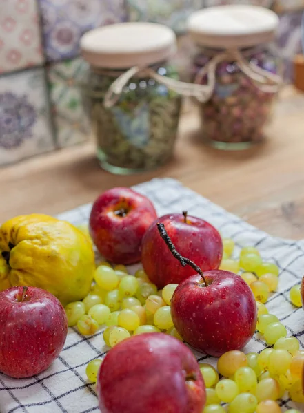 Evdeki mutfakta organik elma ve üzüm var.