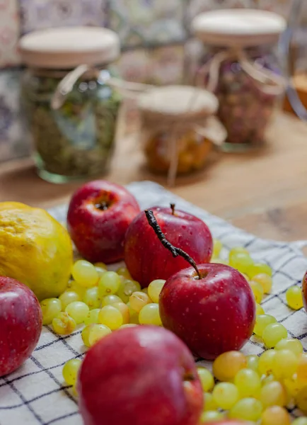 Pommes Raisins Biologiques Dans Cuisine Maison — Photo