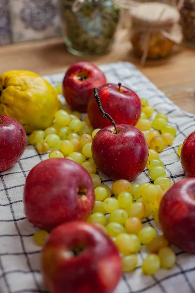 Pommes Raisins Biologiques Dans Cuisine Maison — Photo