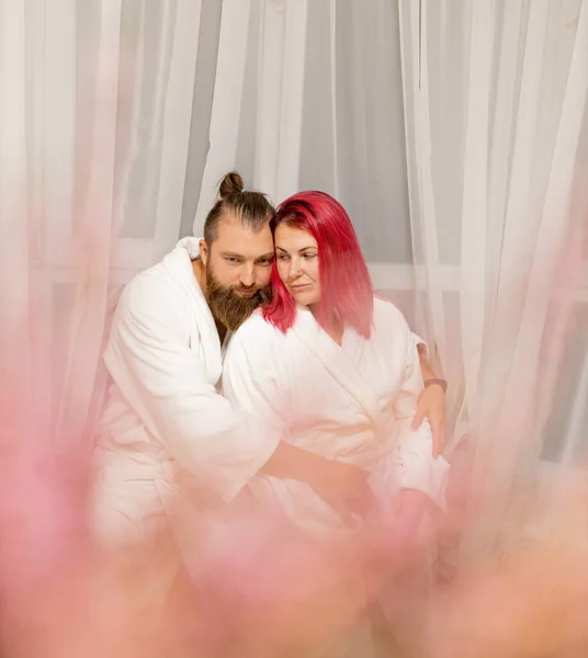 Cüppeli karı koca sarılıyor.