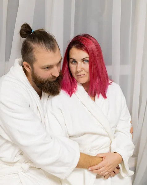 Cüppeli karı koca sarılıyor.