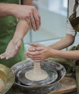 Elle modellik. Potter 'ın tekerleği. Çömlek atölyesi