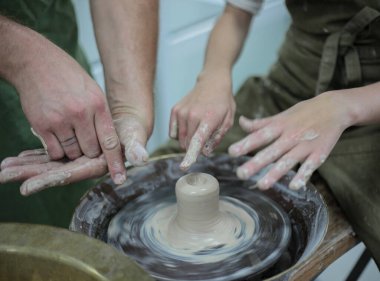 Elle modellik. Potter 'ın tekerleği. Çömlek atölyesi