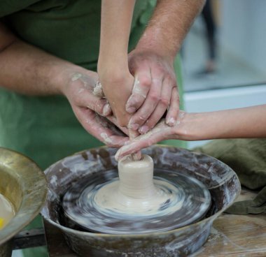 Elle modellik. Potter 'ın tekerleği. Çömlek atölyesi