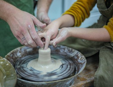 Elle modellik. Potter 'ın tekerleği. Çömlek atölyesi
