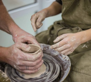 Elle modellik. Potter 'ın tekerleği. Çömlek atölyesi