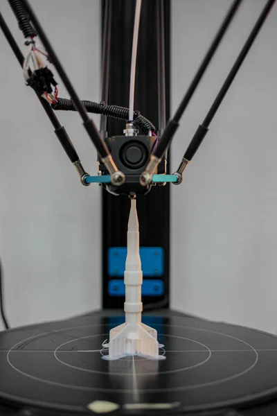 3D yazıcı çalışıyor. 3D yazıcı bir roket yazdırır