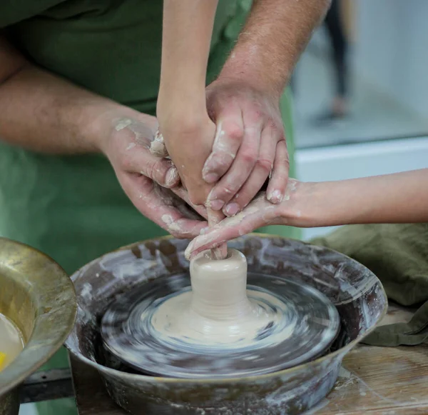 Elle modellik. Potter 'ın tekerleği. Çömlek atölyesi