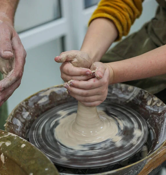 Elle modellik. Potter 'ın tekerleği. Çömlek atölyesi