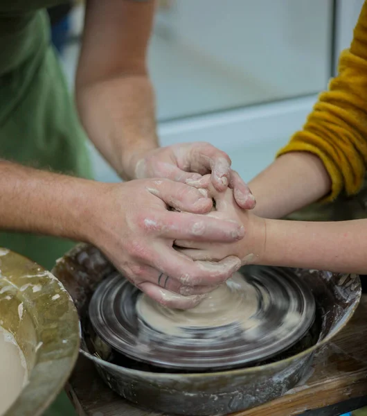 Elle modellik. Potter 'ın tekerleği. Çömlek atölyesi