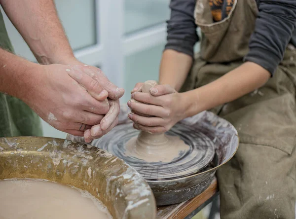 Elle modellik. Potter 'ın tekerleği. Çömlek atölyesi