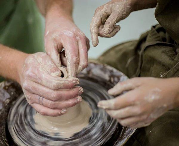 Elle modellik. Potter 'ın tekerleği. Çömlek atölyesi