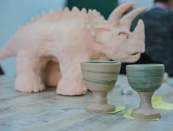 Bir çömlekçi tarafından şekillendirilmiş bardaklar. Çömlek ustası sınıfı.