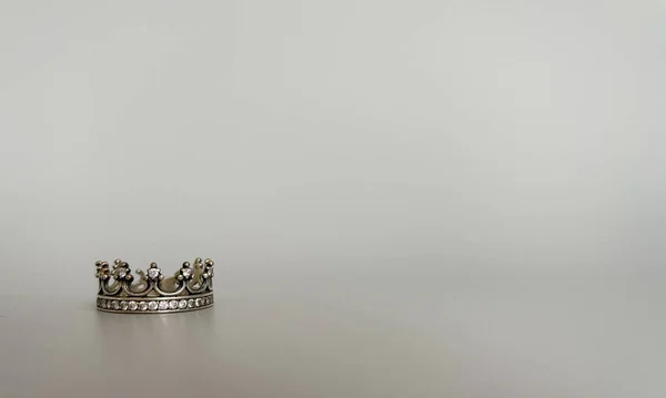 Ring Form Einer Krone Auf Grauem Hintergrund — Stockfoto