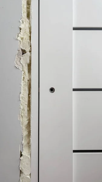 DIY üzerindeki beyaz kaydırak kapıdaki çilingir tamir maymuncuğu - ürün üzerinde görüntüleme veya montaj için kullanılabilir