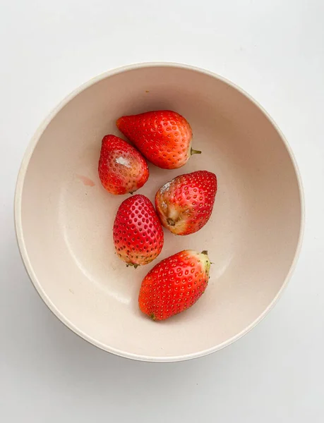 Bambu kasesindeki kötü çilekler. Bozuk böğürtlen