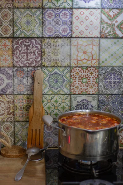 Borsch, büyük metal bir tencerede pişirilen geleneksel bir Ukrayna çorbası. Pancar, lahana, havuç, patates, biber, soğan, domates et veya vegan çorbasında kaynatılır. Ukrayna yemekleri