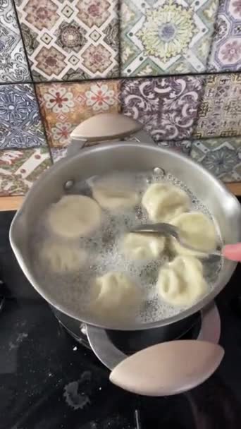 Cocinar Khinkali Agua Hirviendo Cocinero Revuelve Las Albóndigas Con Cuchara — Vídeos de Stock