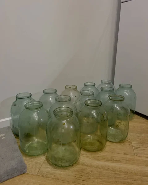 Ev yapımı gıda koruma süreci için boş cam kavanozlar, reçel, reçel, reçel ve reçel.