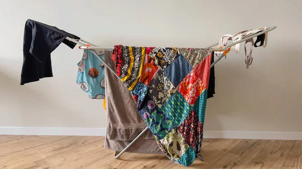 Dairede bir sürü ıslak giysi var. Apartmandaki kurutucuda her şey kuru.