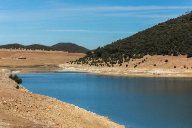 Fas 'taki AGULMAM AZEGZA Gölü' ne bakın.