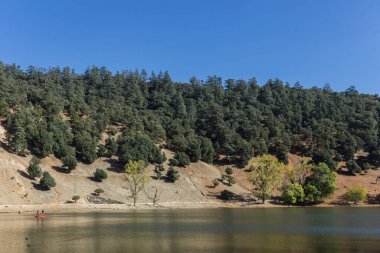Ouiouane Gölü, Fas 'ta güneşli bir gün.