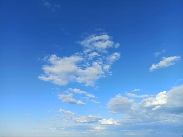 Pôr Sol Nuvens Céu Azul Natureza Noite Olhando Para Cima — Fotografia de Stock